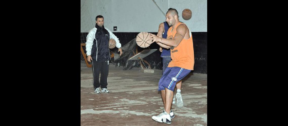 El jugador marplatense se entrena mientras el entrenador Irineo Galli observa Archivo 