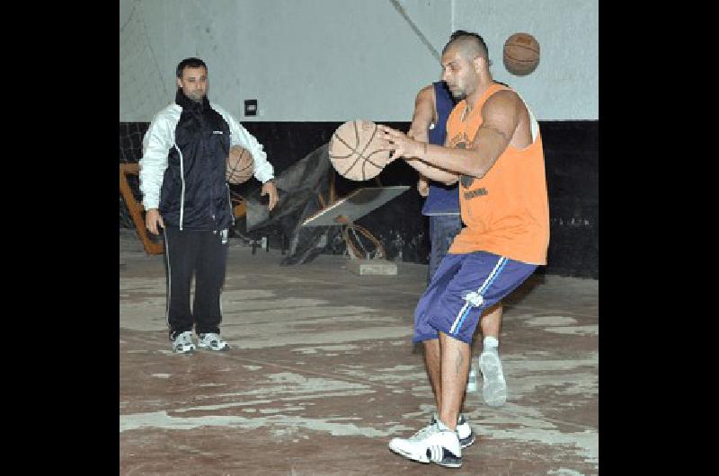 El jugador marplatense se entrena mientras el entrenador Irineo Galli observa Archivo 