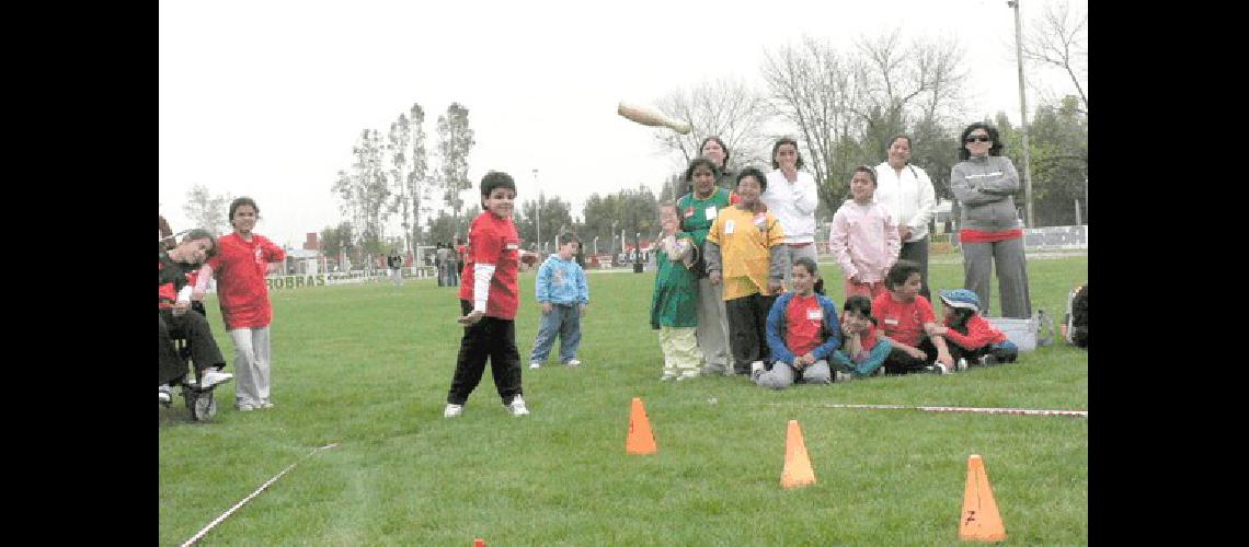 Gabriel Casal de la Escuela de Laprida realiza su lanzamiento de clava Fotos- Agencia 