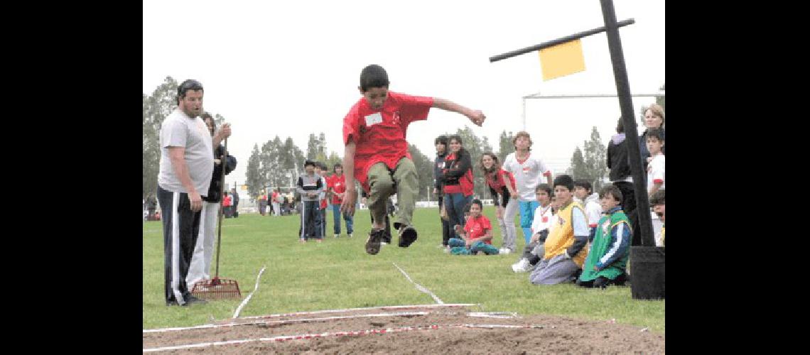 Salto en largo otra de las actividades de los niÃ±os ayer 