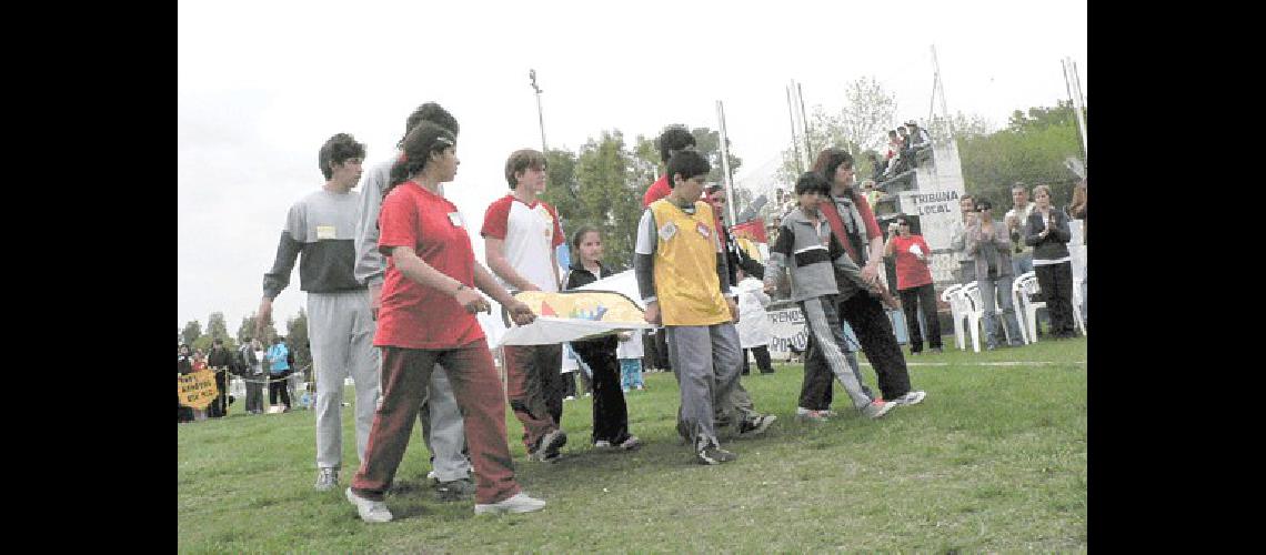 La bandera fue transportada por alumnos de cada distrito participante 