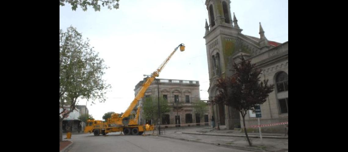 La grÃºa en pleno trabajo LimpiarÃ�n todas las paredes y evalÃºan pintar el interior de la Iglesia 