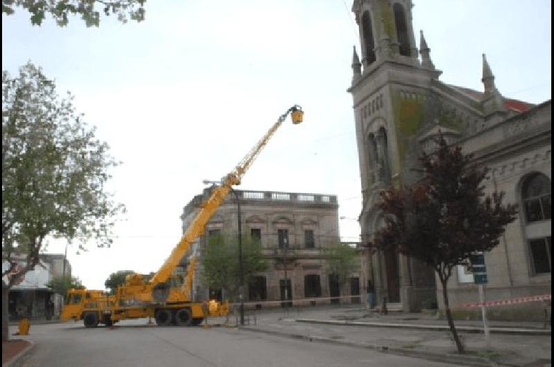 La grÃºa en pleno trabajo LimpiarÃ�n todas las paredes y evalÃºan pintar el interior de la Iglesia 