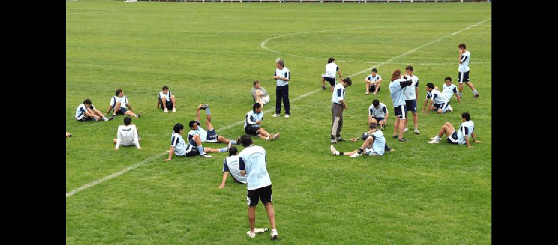 El entrenamiento de Ferro ayer Los dirigentes carboneros hablaron ayer con todos los jugadores Los de Racing sÃ³lo con los referentes Marcelo Kehler