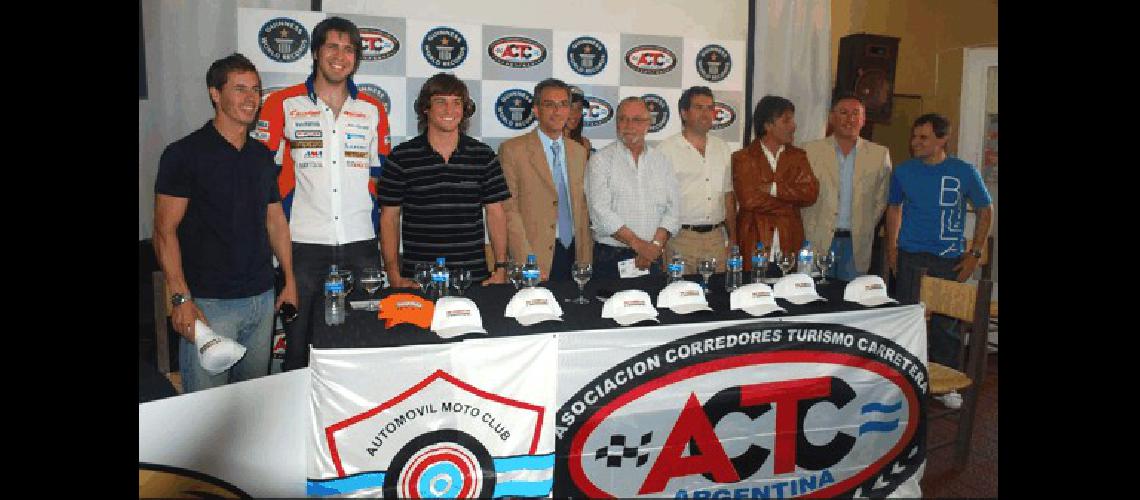 Los pilotos del TC PernÃ­a Castellano y De Benedictis el intendente Eseverri el presidente del AMCO CajÃ©n y el vice Benigni autoridades de la ACTC y el local SebastiÃ�n CiprÃ©s tomaron parte de la presentaciÃ³n Miguelangel 