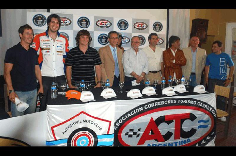 Los pilotos del TC PernÃ­a Castellano y De Benedictis el intendente Eseverri el presidente del AMCO CajÃ©n y el vice Benigni autoridades de la ACTC y el local SebastiÃ�n CiprÃ©s tomaron parte de la presentaciÃ³n Miguelangel 