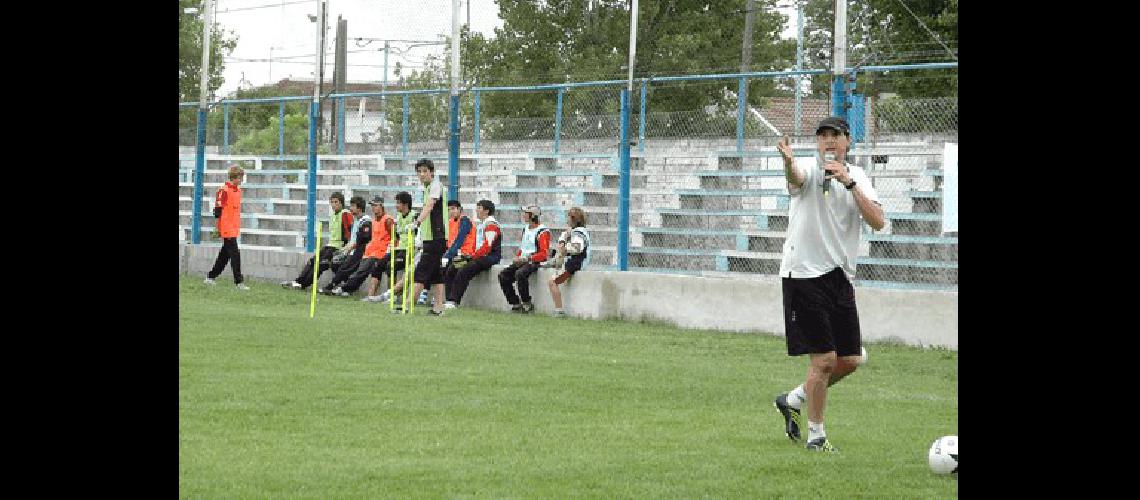 Alejandro Saccone fue el encargado de la clÃ­nica que tuvo lugar en la cancha de Ferro Carril Sud Claudio MartÃ­nez 