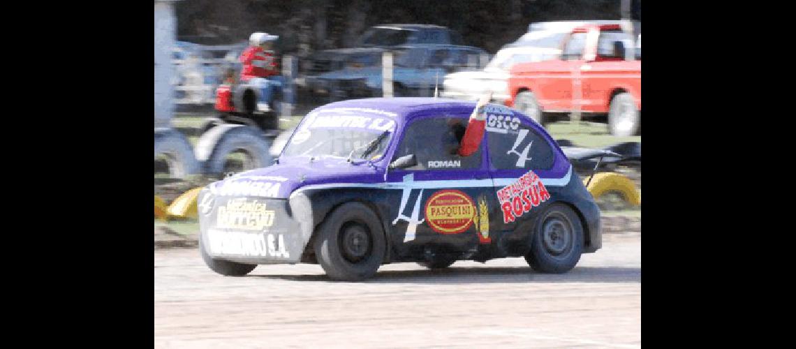 Carlos RomÃ�n (Fiat 600) cumpliÃ³ en Laprida el requisito de ganar una competencia en la Promocional 850 Archivo  Miguelangel 