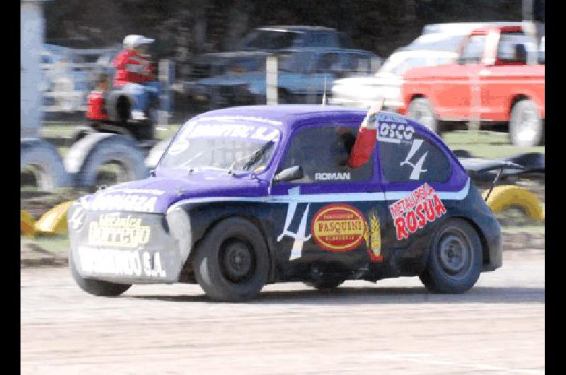 Carlos RomÃ�n (Fiat 600) cumpliÃ³ en Laprida el requisito de ganar una competencia en la Promocional 850 Archivo  Miguelangel 