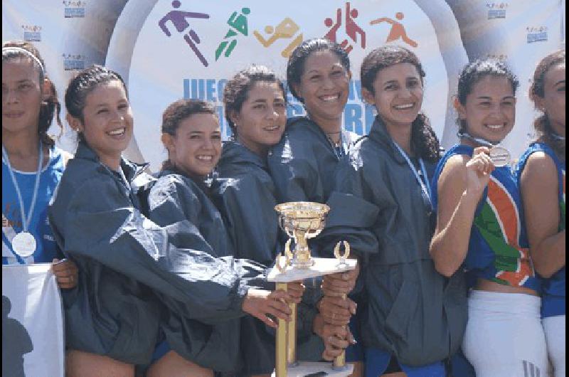 La alegrÃ­a del equipo de cross de Laprida ayer al ganar la medalla de oro Agencia 