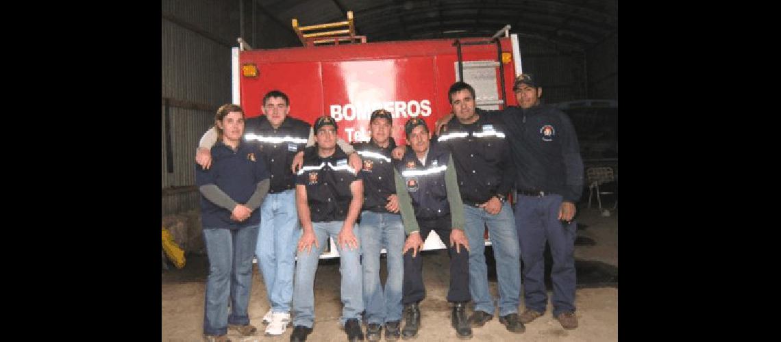 Parte del Cuerpo de Bomberos de La Colina Son sÃ³lo 11 integrantes entre ellos dos mujeres que trabajan a la par 