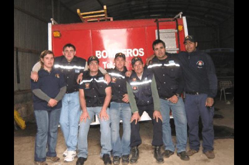 Parte del Cuerpo de Bomberos de La Colina Son sÃ³lo 11 integrantes entre ellos dos mujeres que trabajan a la par 