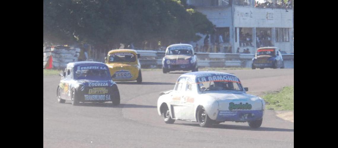 Walter GutiÃ©rrez por delante de RomÃ�n Morey Gelso y Spinella GanÃ³ el de Azul en su despedida del automovilismo Fotos Miguelangel 