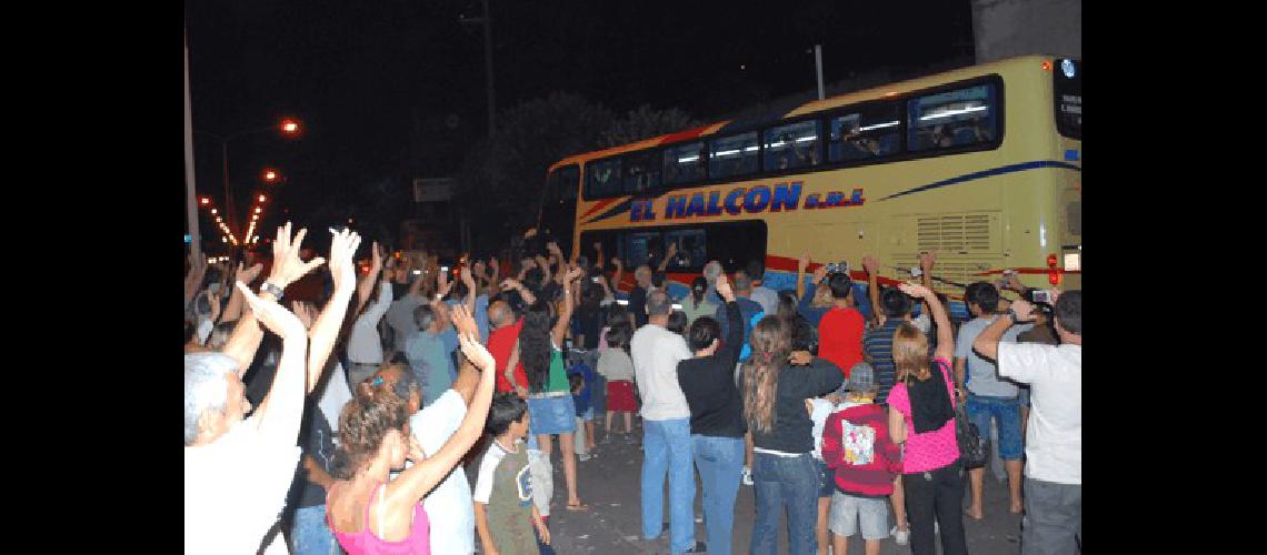 Los familiares despidieron a los chicos que en la noche del viernes partieron rumbo a Chile Lucas Pagano 