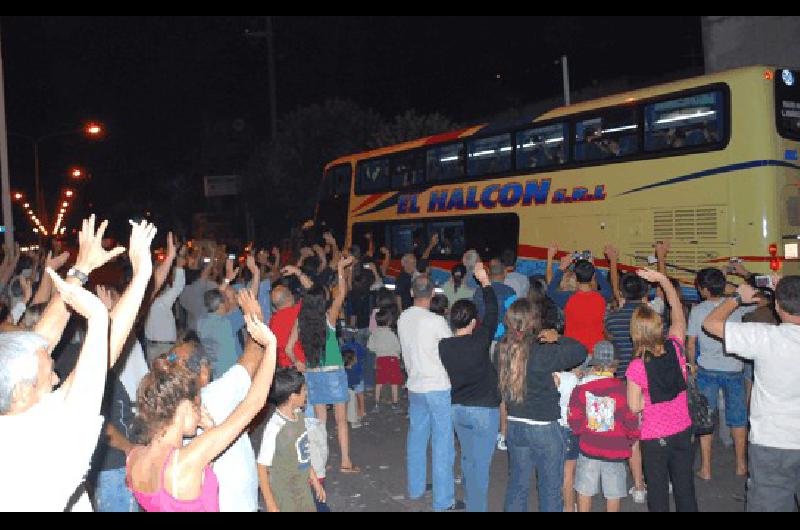 Los familiares despidieron a los chicos que en la noche del viernes partieron rumbo a Chile Lucas Pagano 