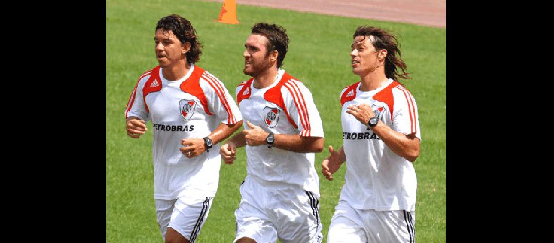 Marcelo Gallardo Oscar Ahumada y MatÃ­as Almeyda durante la prÃctica de ayer en el Monumental Mientras Leonardo Astrada sigue esperando refuerzos AFP 