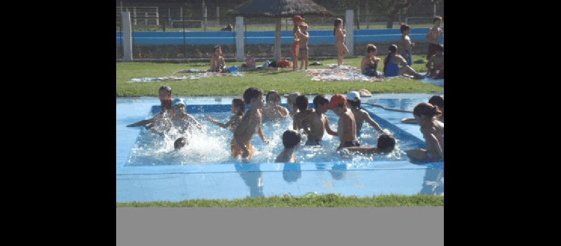 Las escuelas de General La Madrid llevan a sus chicos a la pileta del Polideportivo 