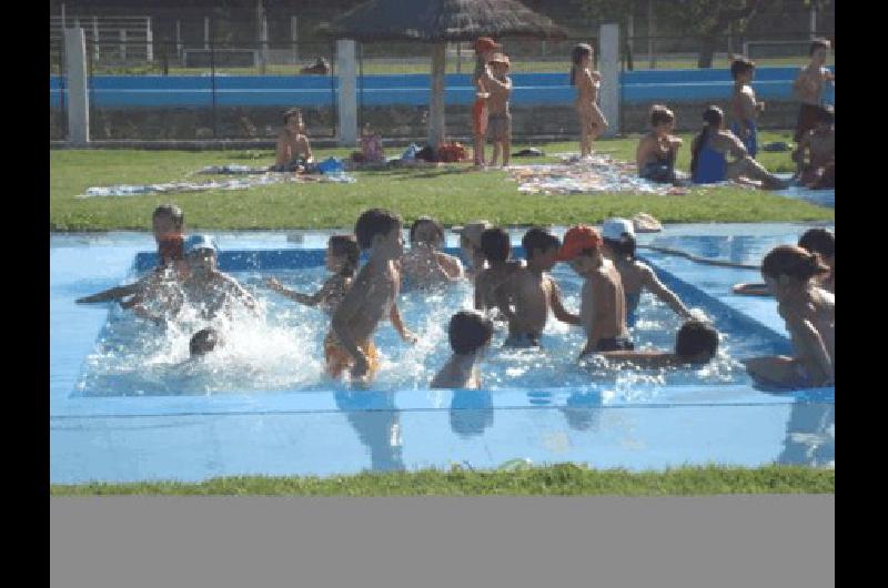 Las escuelas de General La Madrid llevan a sus chicos a la pileta del Polideportivo 