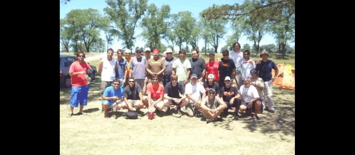 La camaraderÃ­a ante todo Antes de cada vuelo los pilotos se reÃºnen para ultimar detalles 