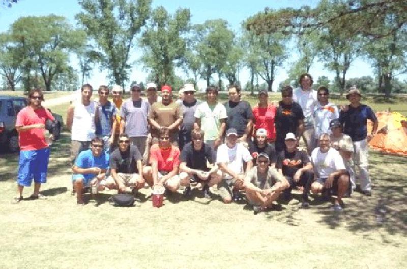 La camaraderÃ­a ante todo Antes de cada vuelo los pilotos se reÃºnen para ultimar detalles 