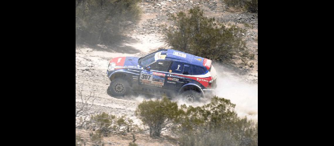 Al Attiyah redujo distancia con Sainz 