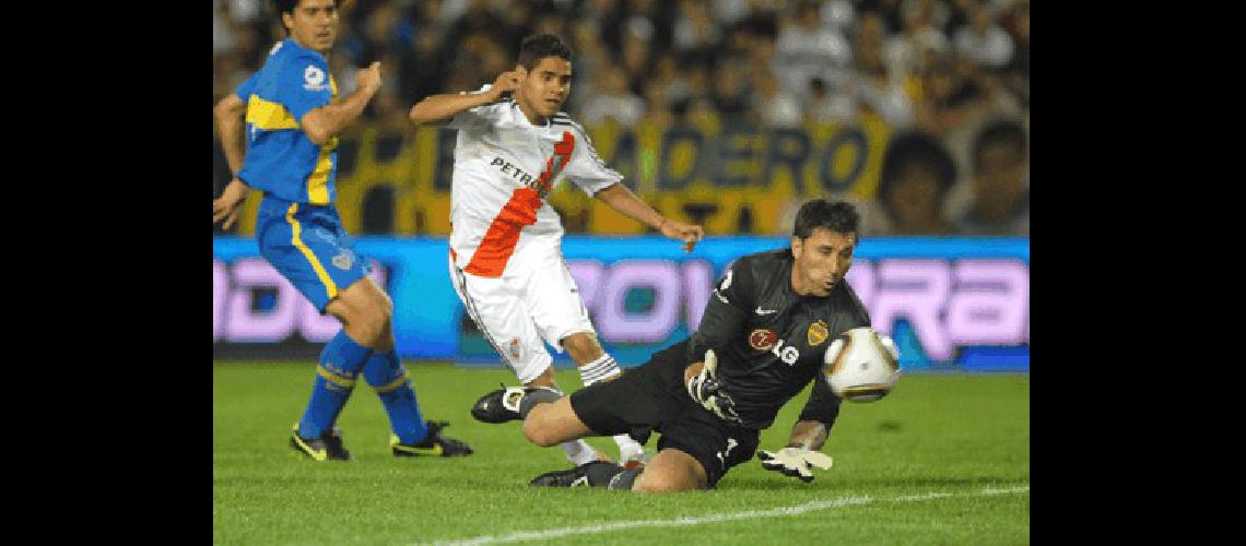 Daniel Villalva estÃ a punto de convertir un gol para River pero la pelota finalmente pegarÃ en el poste TÃ©lam 