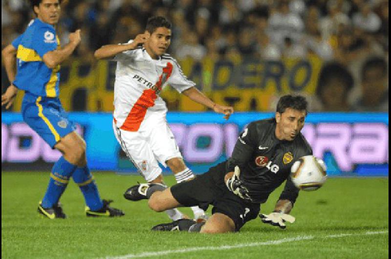 Daniel Villalva estÃ a punto de convertir un gol para River pero la pelota finalmente pegarÃ en el poste TÃ©lam 