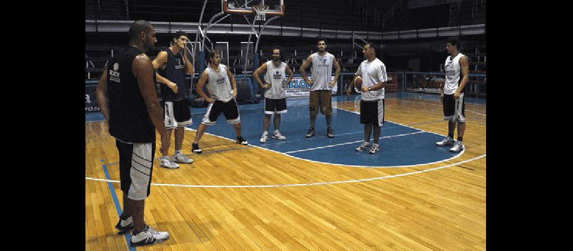 Estudiantes se entrenÃ³ en el Gran Gimnasio con la idea de cerrar maÃ±ana la llave ante Los Millonarios  de Bragado Lucas Pagano 