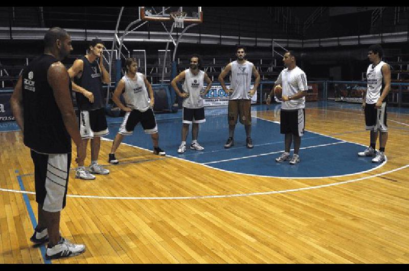 Estudiantes se entrenÃ³ en el Gran Gimnasio con la idea de cerrar maÃ±ana la llave ante Los Millonarios  de Bragado Lucas Pagano 