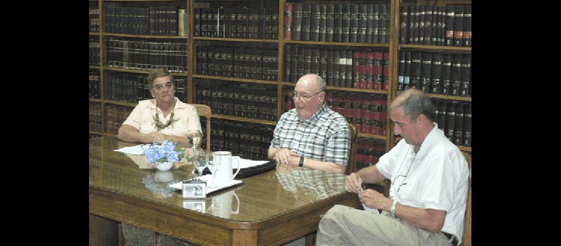 El escritor junto con la presidenta de la Biblioteca y JosÃ© Enrique Doartero 