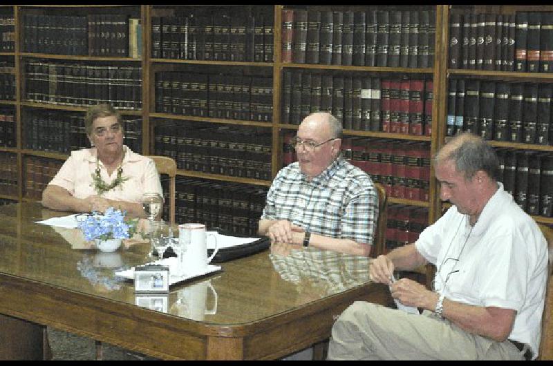 El escritor junto con la presidenta de la Biblioteca y JosÃ© Enrique Doartero 