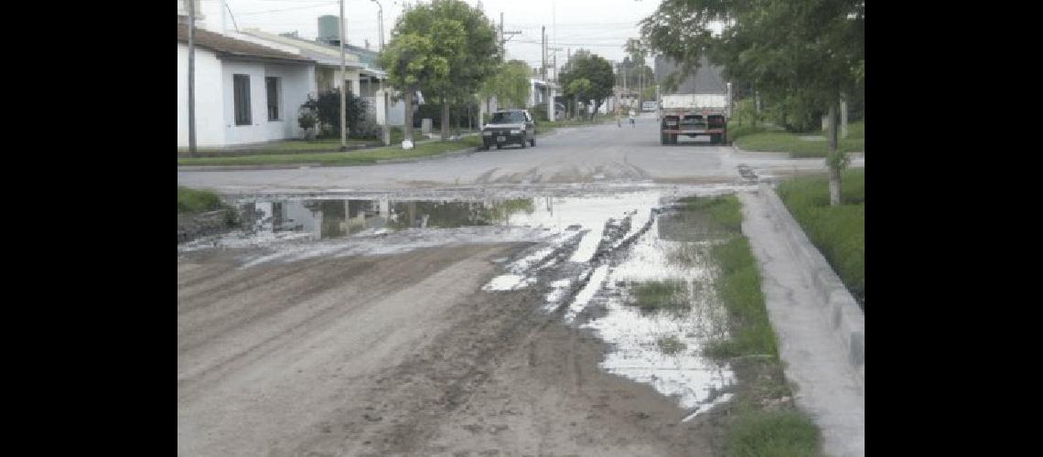 Los pozos son una constante en las calles de tierra Los dÃ­as de lluvia se complica el trÃ�nsito 