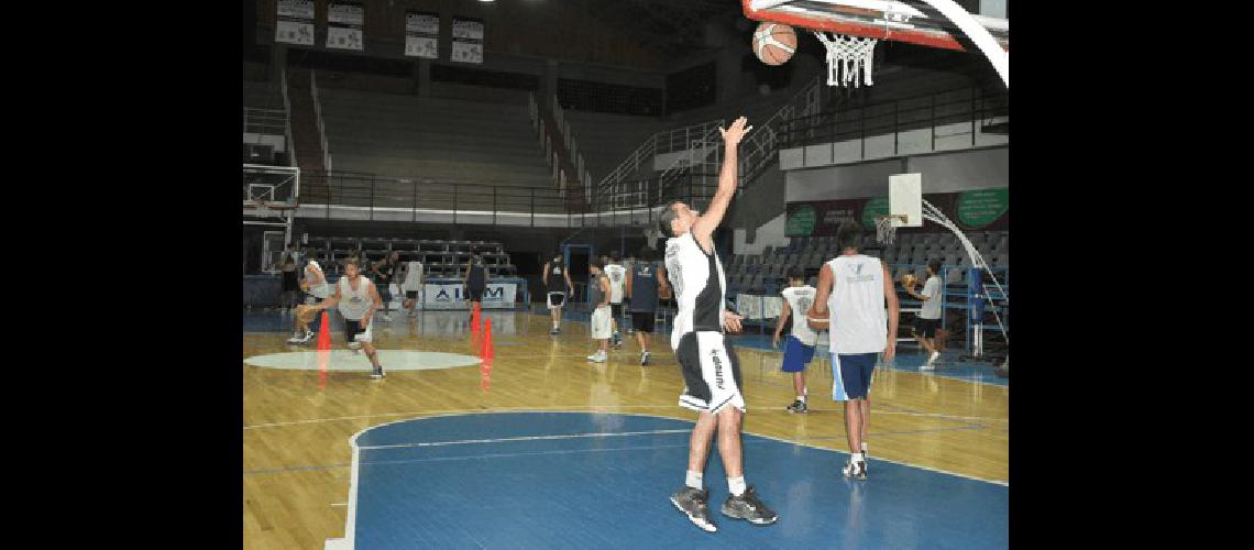 Estudiantes se entrenÃ³ anoche en el Gran Gimnasio con la mente puesta en Villa Mitre Carlos RamÃ­rez 