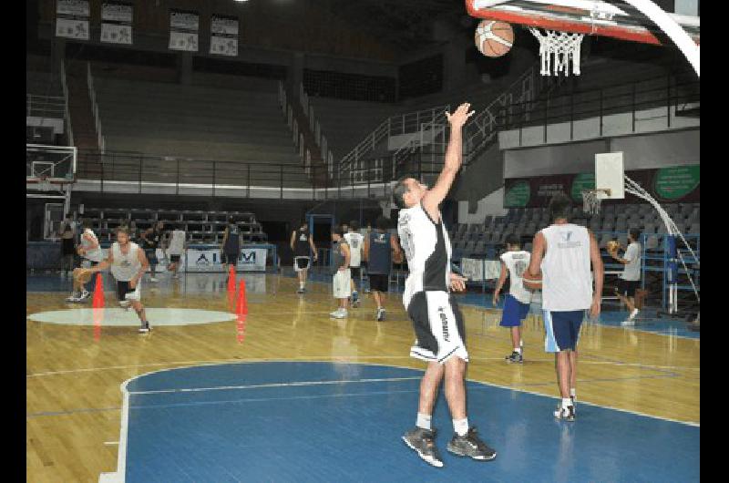 Estudiantes se entrenÃ³ anoche en el Gran Gimnasio con la mente puesta en Villa Mitre Carlos RamÃ­rez 