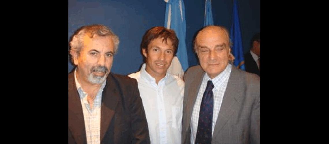 El Dr Rodolfo JuÃ�rez (Sec Salud Las Flores) Lic Gerardo Iriarte (APS Laprida) y el Dr JosÃ© MarÃ­a Paganini (Director Centro INUS) Foto Prensa municipal 