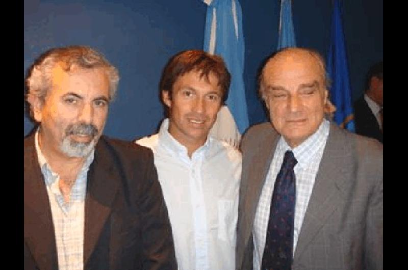 El Dr Rodolfo JuÃ�rez (Sec Salud Las Flores) Lic Gerardo Iriarte (APS Laprida) y el Dr JosÃ© MarÃ­a Paganini (Director Centro INUS) Foto Prensa municipal 