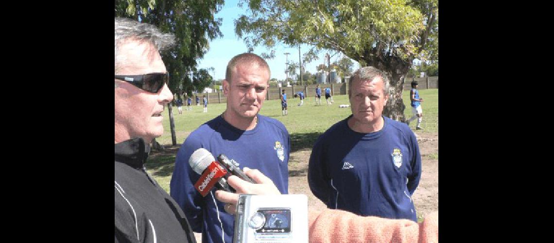 El director de deportes junto a los profesores Kostenwein y Di Donato 