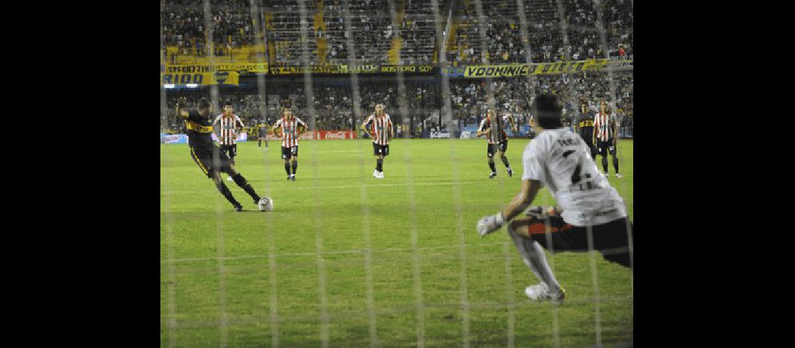 MartÃ­n Palermo de penal marcÃ³ la ventaja inicial para Boca Juniors TÃ©lam 