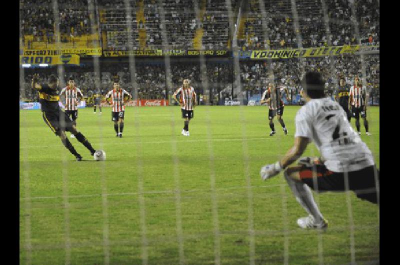 MartÃ­n Palermo de penal marcÃ³ la ventaja inicial para Boca Juniors TÃ©lam 