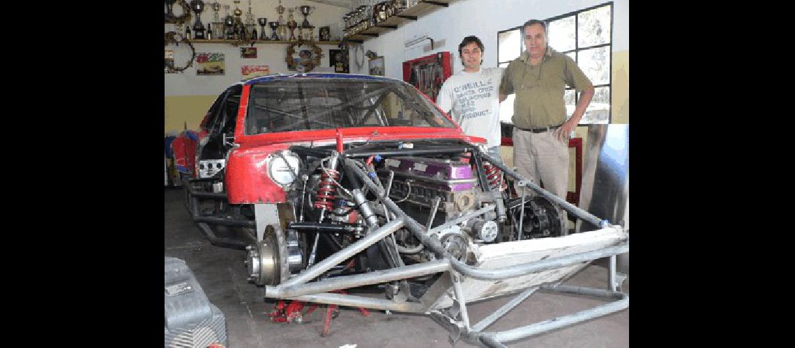 Dos inseparables Manuel Arias y Daniel GalvÃ�n junto con el Dodge que perteneciera a Nelson OÃ±atibia Agencia 