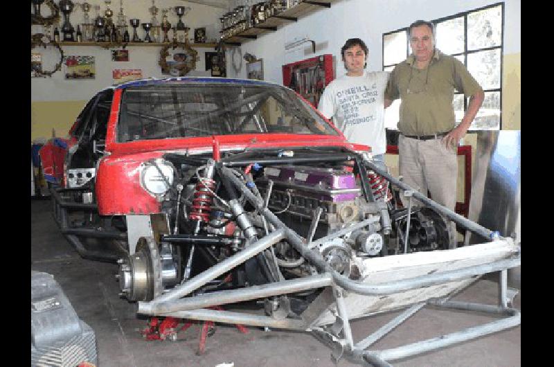 Dos inseparables Manuel Arias y Daniel GalvÃ�n junto con el Dodge que perteneciera a Nelson OÃ±atibia Agencia 