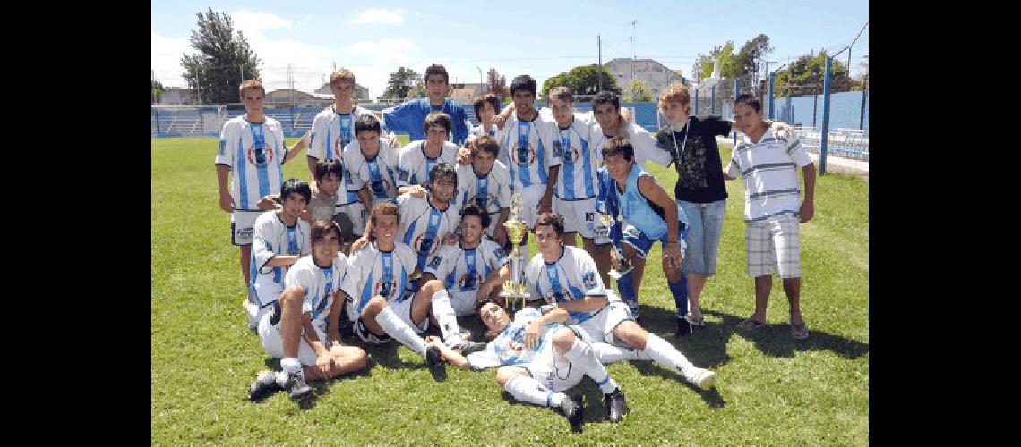 Los chicos albicelestes con el trofeo que lograron en el torneo Amistad Carlos RamÃ­rez 