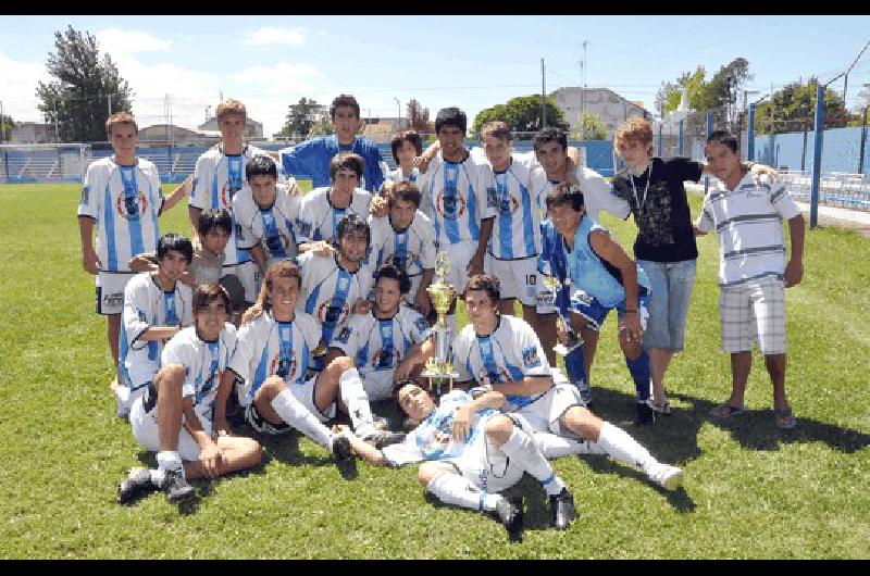 Los chicos albicelestes con el trofeo que lograron en el torneo Amistad Carlos RamÃ­rez 