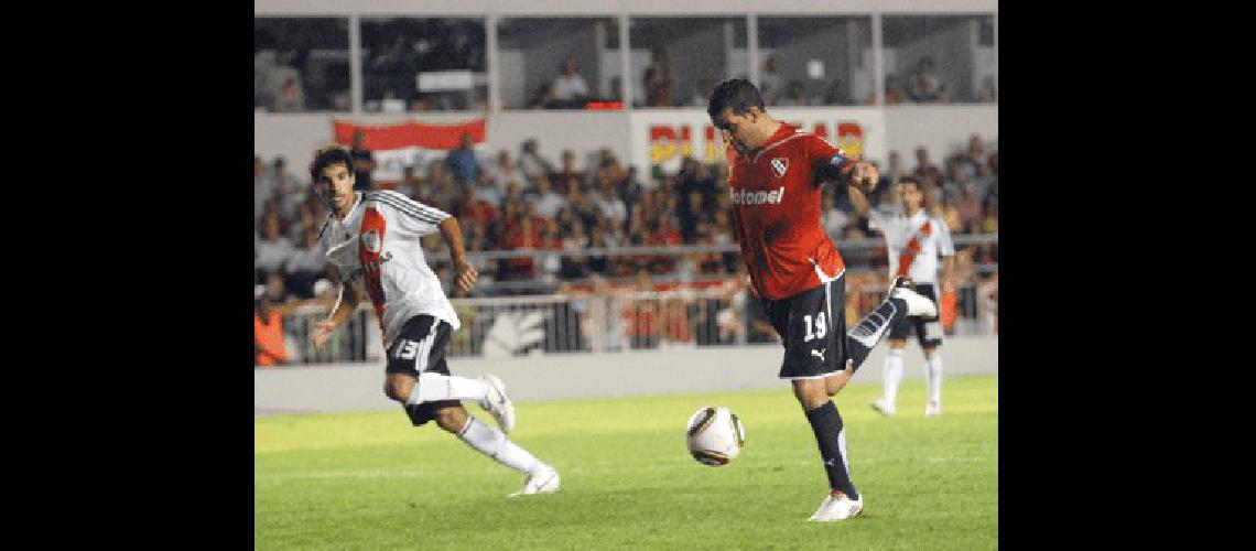 DarÃ­o GandÃ­n anotÃ³ el primer gol de Independiente en la victoria ante River AFP 