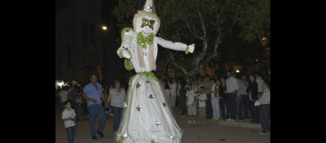 Las mascaritas se presentaron en gran nÃºmero divirtiendo a los lamatritenses 