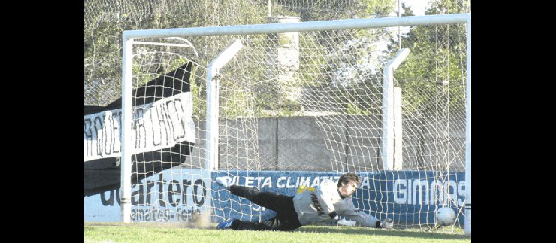 El tiro libre de Juan JosÃ© Bertolotto ya dio en el palo y empieza a recorrer la lÃ­nea en la mÃs clara del primer tiempo para Newbery despuÃ©s del gol 