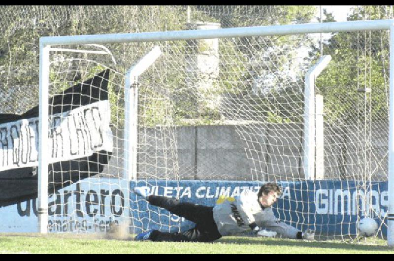 El tiro libre de Juan JosÃ© Bertolotto ya dio en el palo y empieza a recorrer la lÃ­nea en la mÃs clara del primer tiempo para Newbery despuÃ©s del gol 