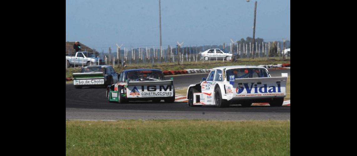 Juntos a la par AsÃ­ viajaron los dos pilotos de OlavarrÃ­a que el domingo estuvieron en el TC Pista Mouras 