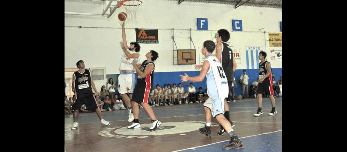 Ferro Carril Sud ganÃ³ un partido parejo y muy emotivo ante Argentino de Tres Arroyos Carlos RamÃ­rez 