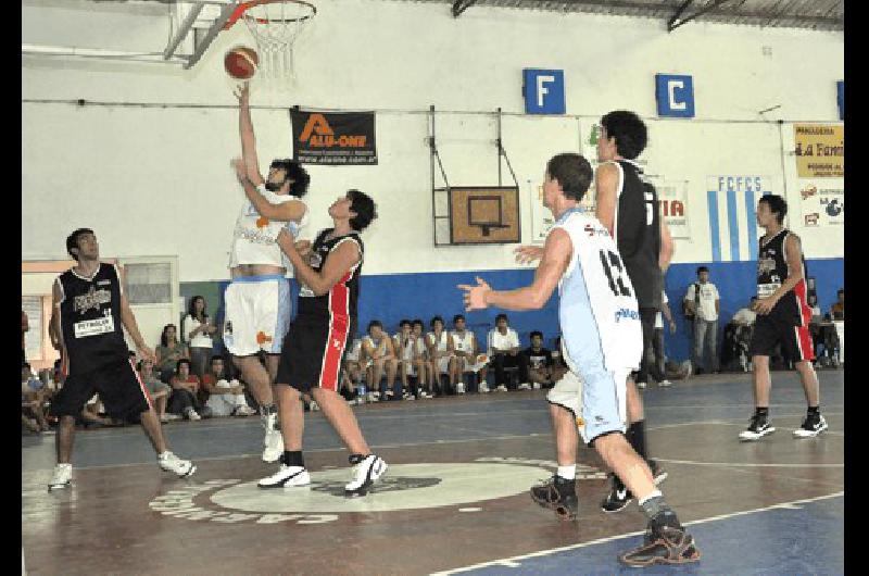 Ferro Carril Sud ganÃ³ un partido parejo y muy emotivo ante Argentino de Tres Arroyos Carlos RamÃ­rez 